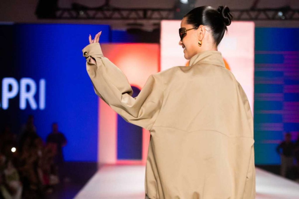 Juliette Freire desfilando em evento pela Anacapri