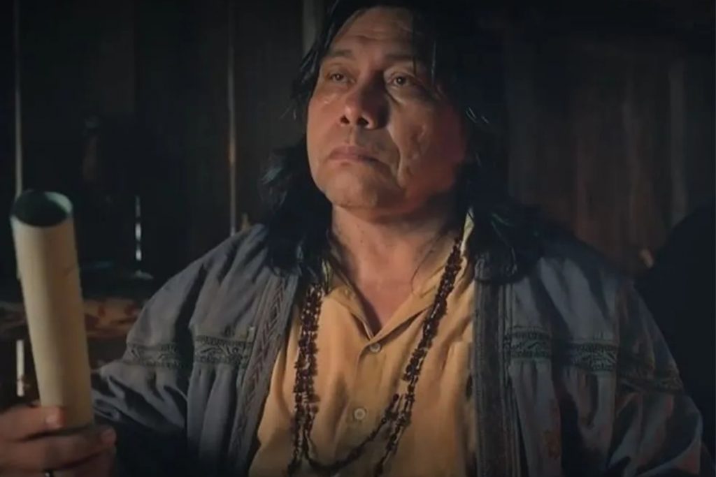 Jurecê (Daniel Munduruku) entregando escrituras a Aline (Bárbara Reis) em "Terra e Paixão"