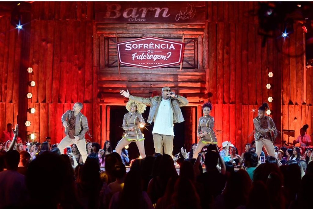 Léo Santana canta ao púbico durante gravação de novo projeto