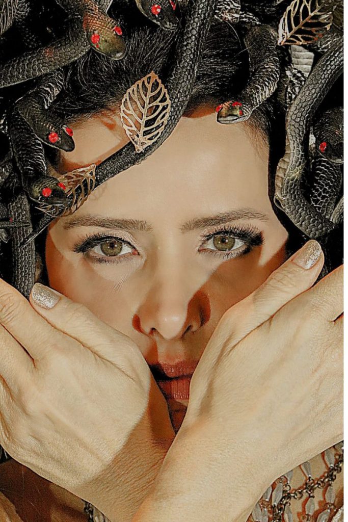 Leona Cavalli arrasa como Medusa, em ensaio fotográfico