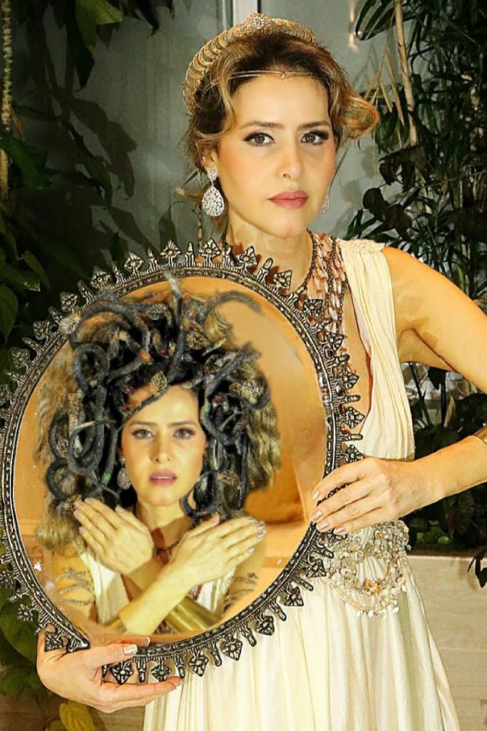 Leona Cavalli com seu retrato interpretando Medusa