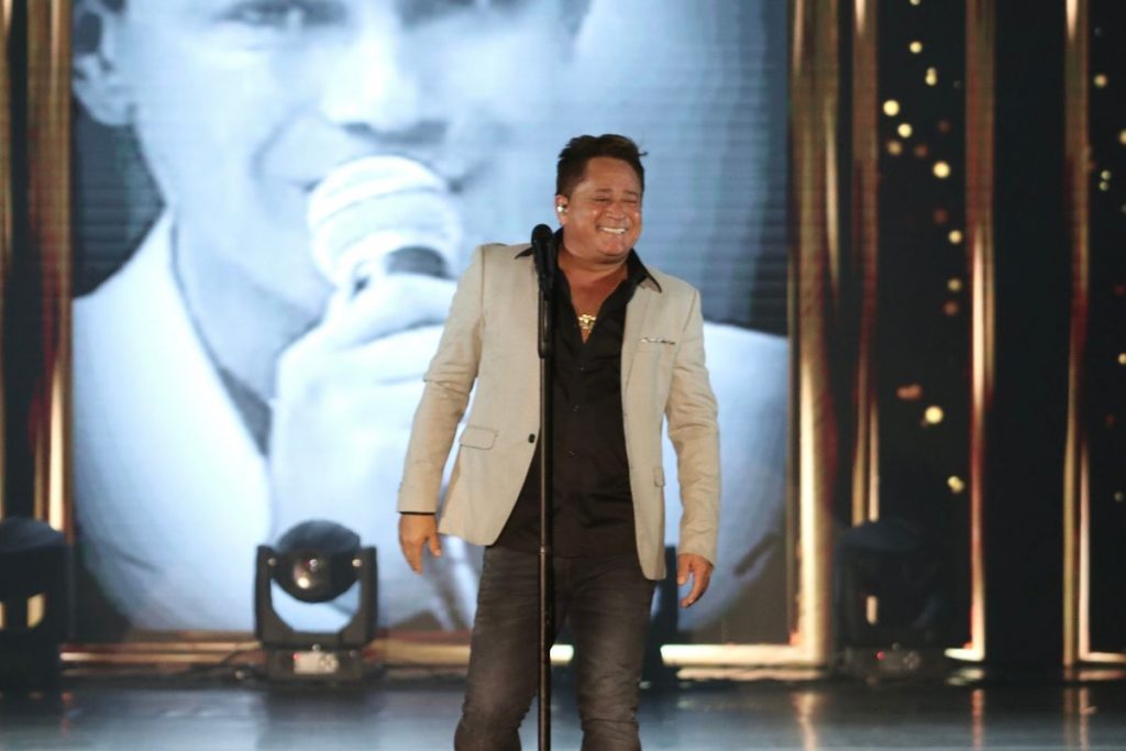 Leonardo com Leandro ao fundo durante show