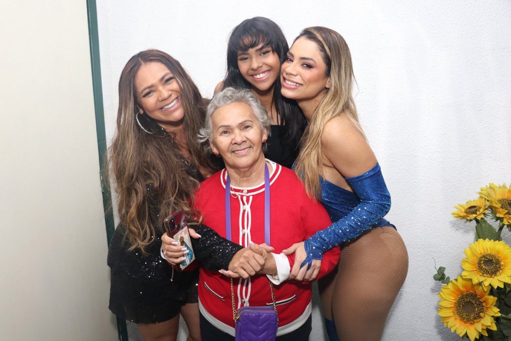 Lexa posou com a mãe Darlin, a irmã Wenny e a avó Conceição