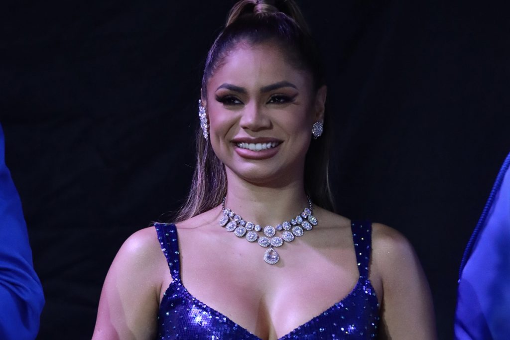 Lexa esbanjou sorrisos na ocasião