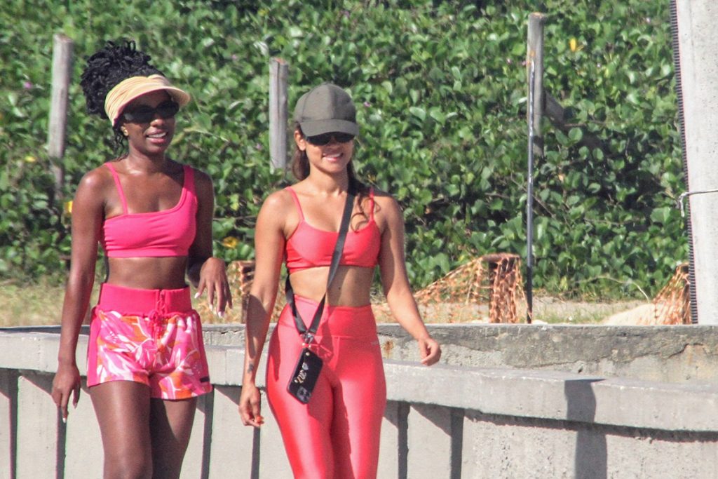 Lucy Alves e Indira Nascimento caminharam pela orla do Rio de Janeiro
