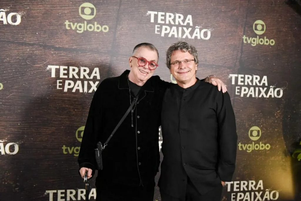 Walcyr Carrasco e Luiz Henrique Rios abraçados, de roupa preta