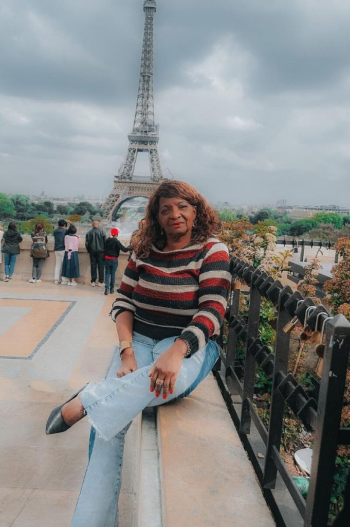 Mãe de Mumuzinho e frente a Torre Eiffel 