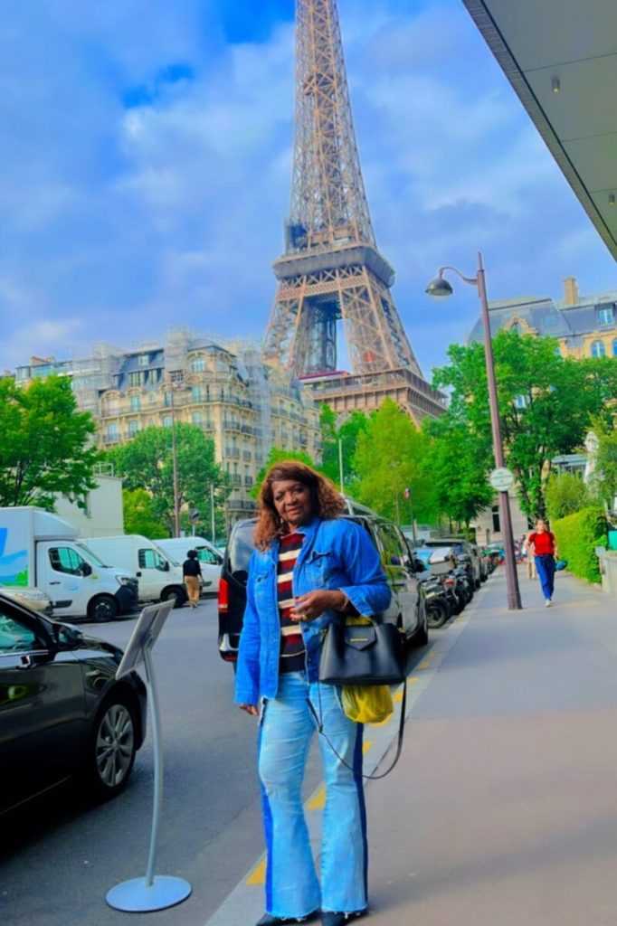 Mãe de Mumuzinho e frente a Torre Eiffel 