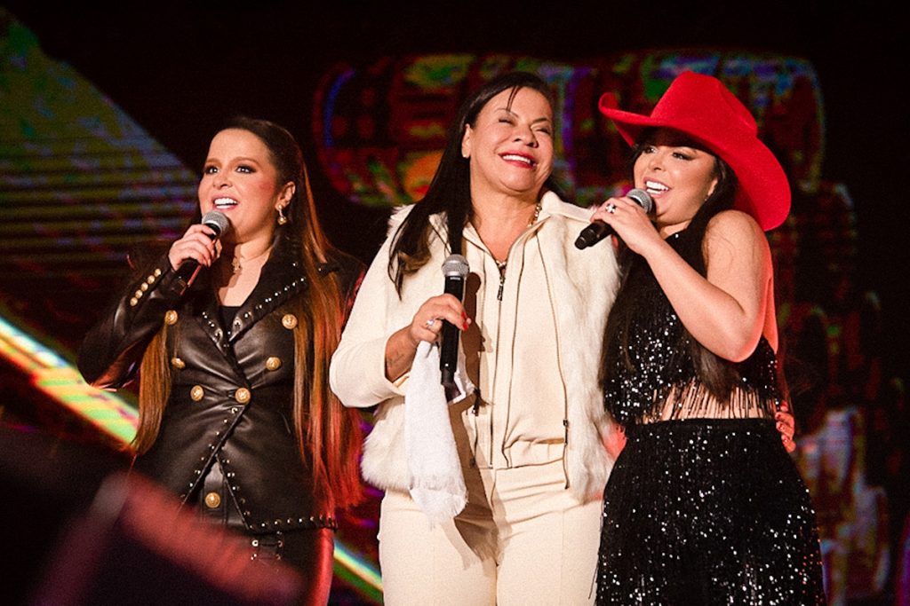 Dona Ruth subiu ao palco e cantou ao lado de Maiara e Maraisa