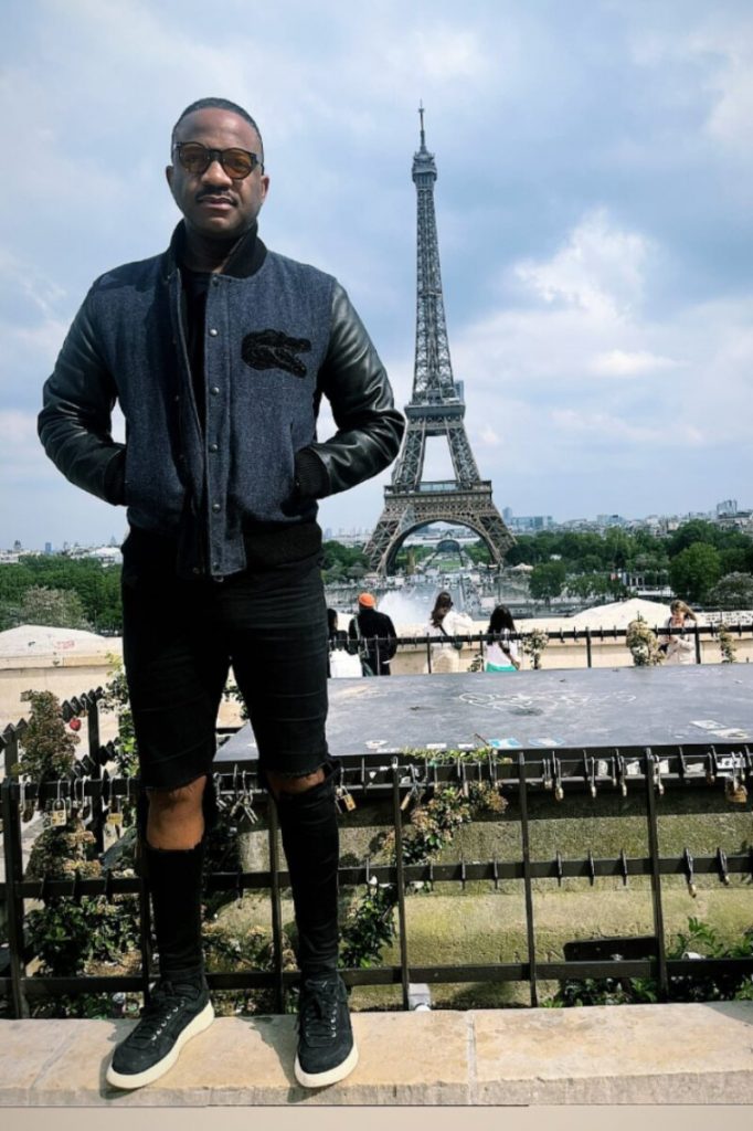 Irmão de Mumuzinho e frente a Torre Eiffel 
