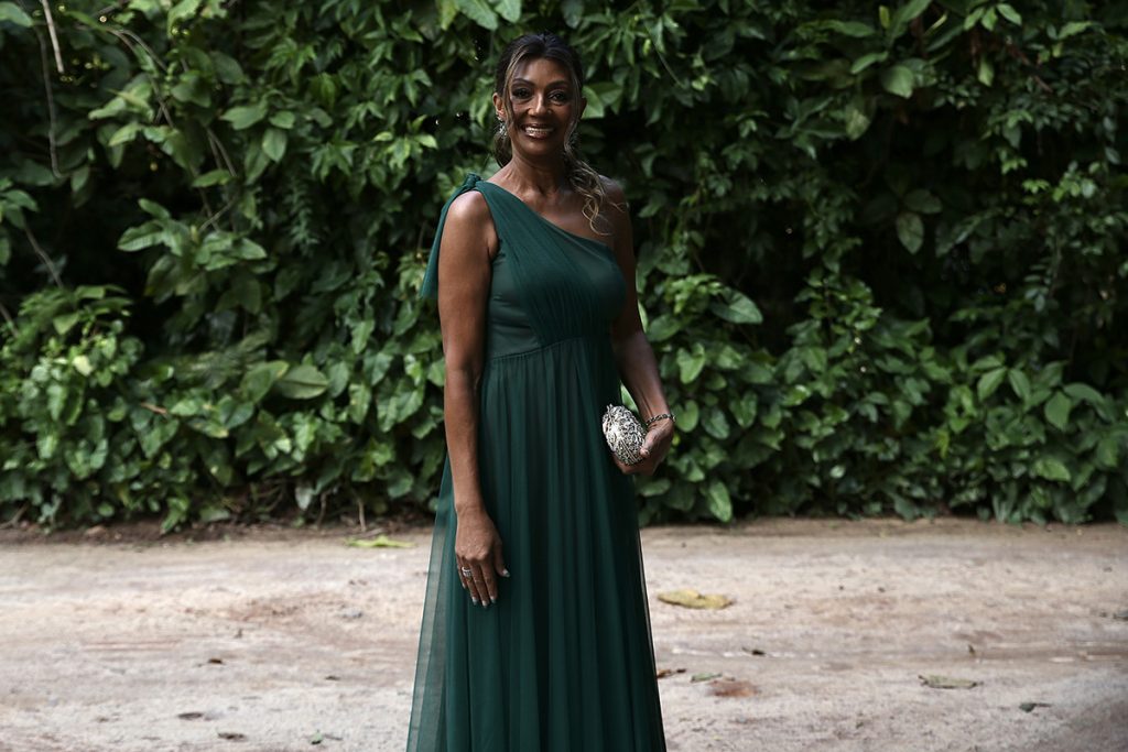 Maria Lúcia, mãe da noiva, arrasou com um vestido verde escuro