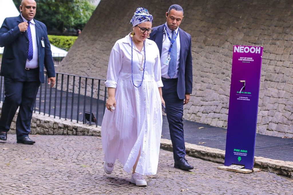 Maria Rita chora no velório de Rita Lee