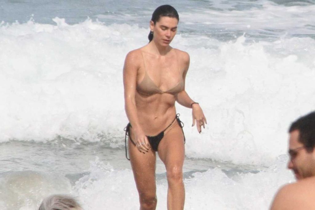 Mariana Goldfarb exibindo barriga trincada na praia São Conrado