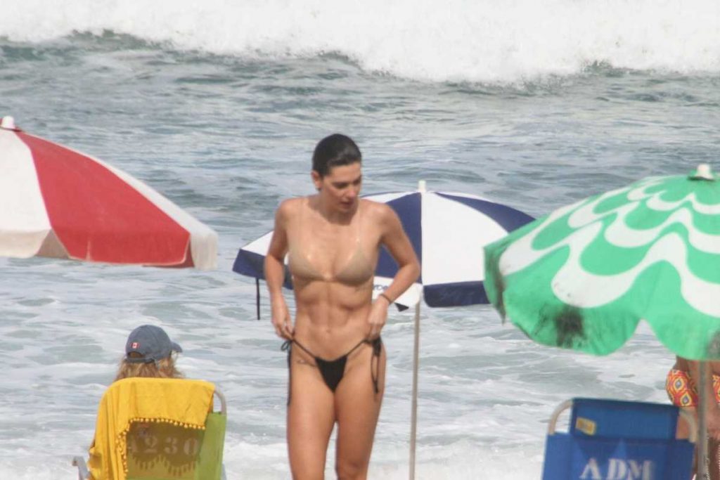 Mariana Goldfarb exibindo barriga trincada na praia São Conrado