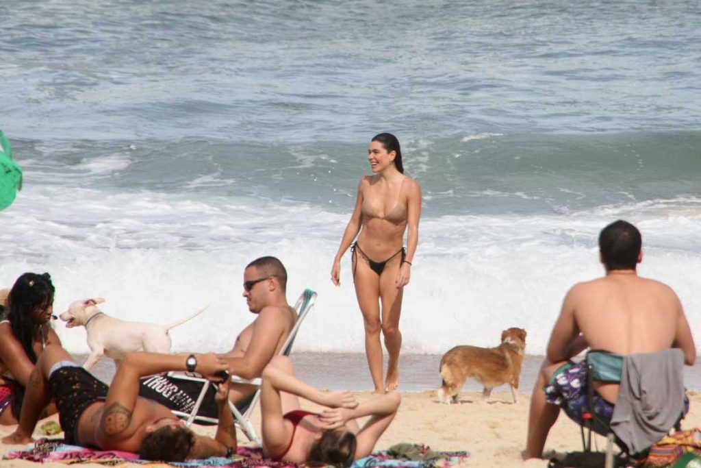 Mariana Goldfarb exibindo barriga trincada na praia São Conrado