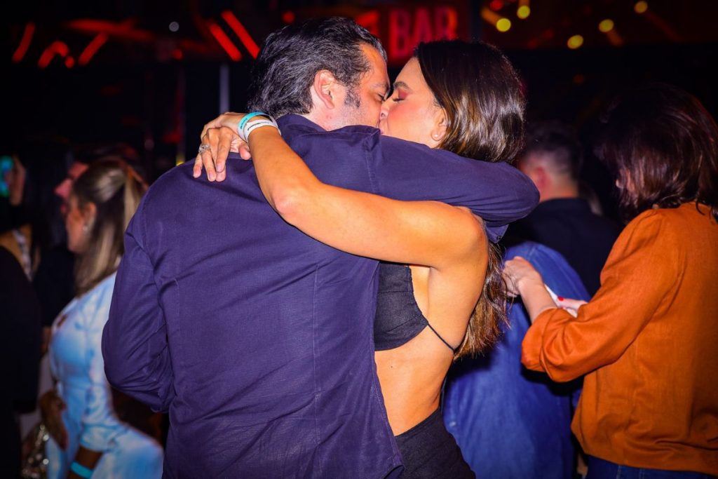 Mariana Rios e Guilherme Mussi aos beijos
