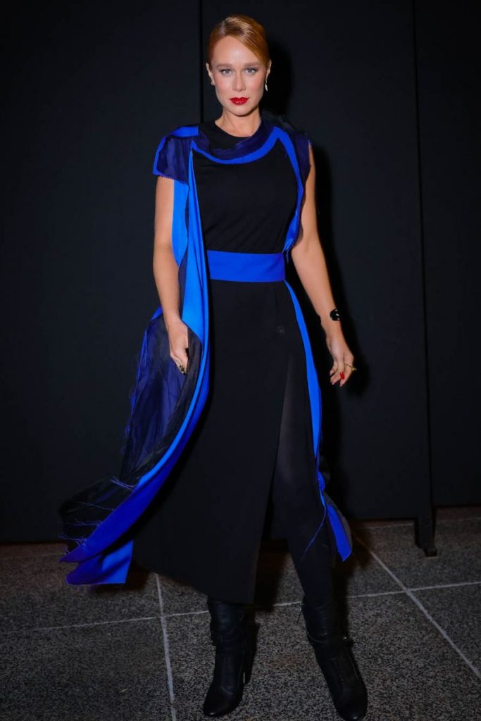 MAriana Ximenez e vestido preto com detalhes em azul