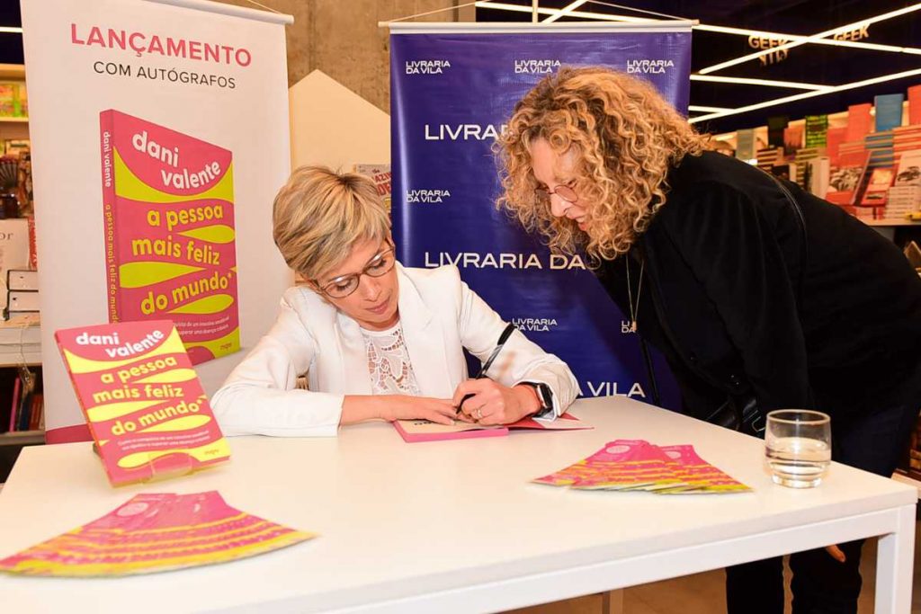 Dani Valente autografando livro para Marília Gabriela