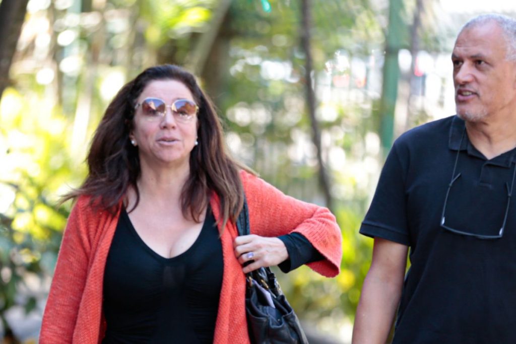 Marisa Orth chegando à missa de Rita Lee