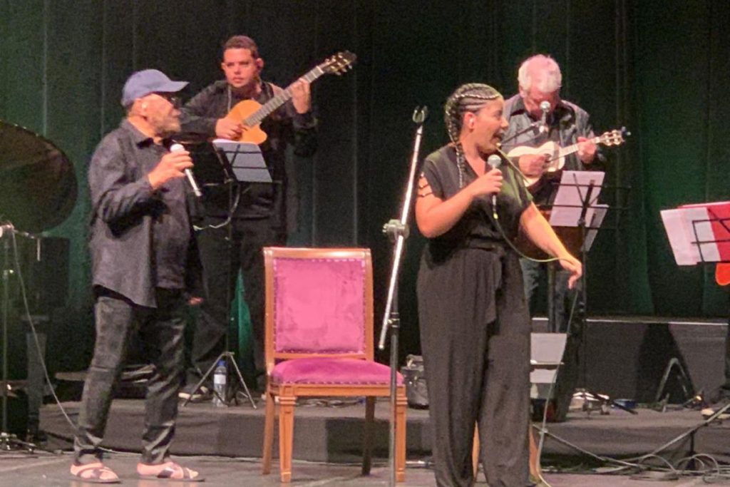 Martinho canta com a filha Alegria