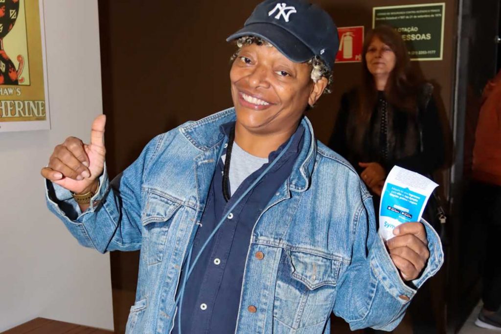 Mart'nália prestigiando Heloísa Perissé na peça A Iluminada