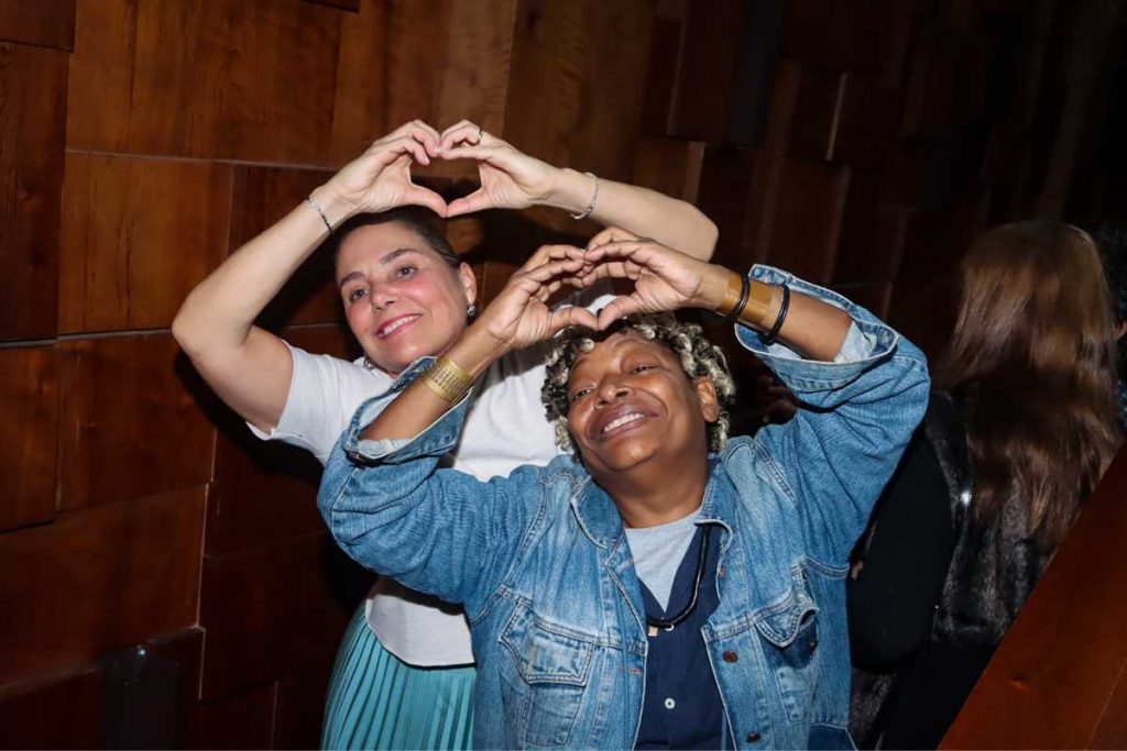 Mart'nália prestigiando Heloísa Perissé na peça A Iluminada