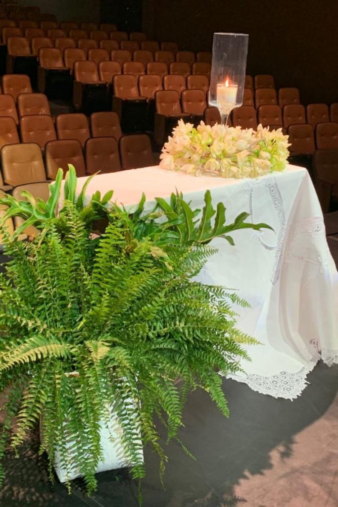 Mesa preparada para a cerimônia: orquídeas Cymbidium, samambaias e guaimbê