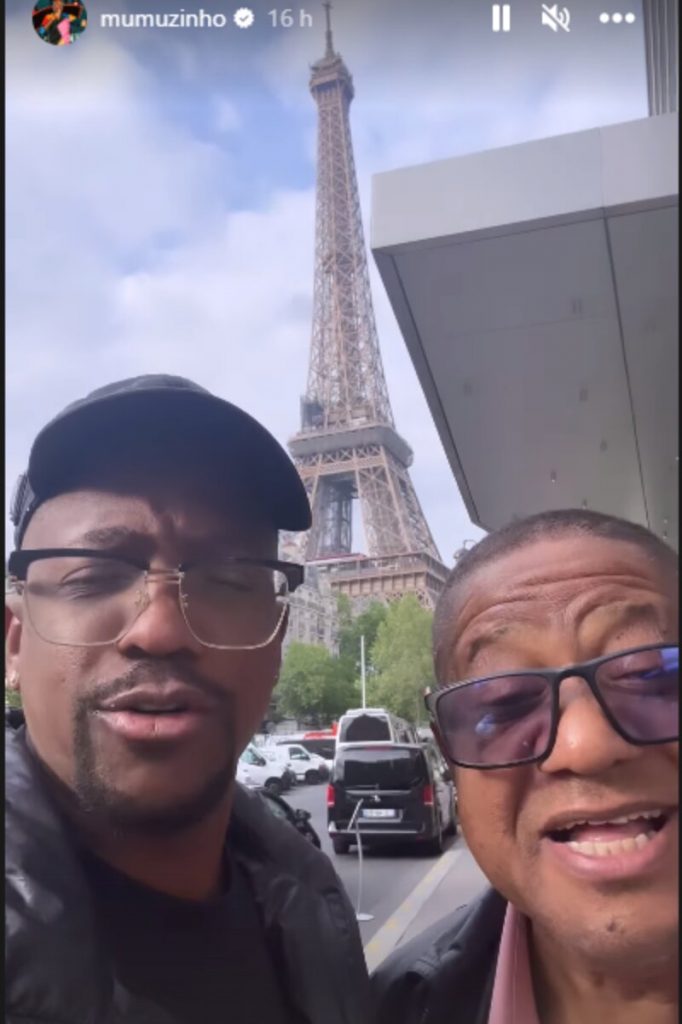 Mumuzinho e o pai frente a Torre Eiffel 