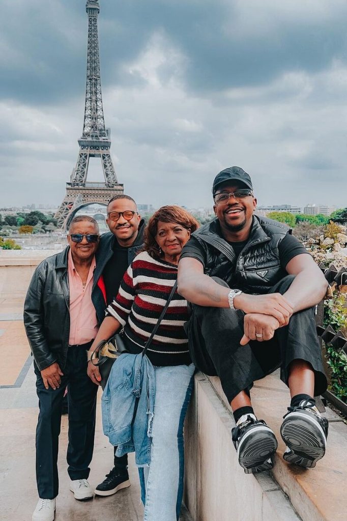 Mumuzinho e a família posados em frente a Torre Eiffel 