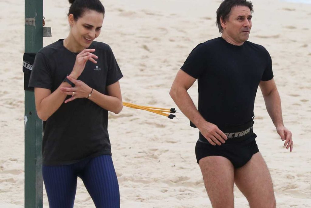 Murilo Rosa e esposa, Fernanda Tavares, treinando na praia da Barra da Tijuca