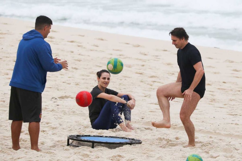 Murilo Rosa e esposa, Fernanda Tavares, treinando na praia da Barra da Tijuca