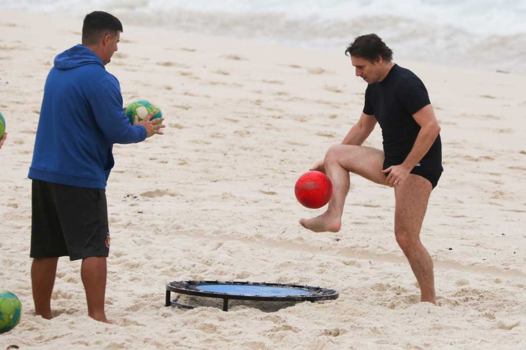 Murilo Rosa treinando na praia da Barra da Tijuca