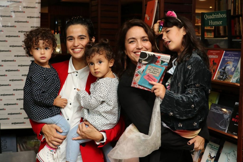 Nanda Costa com as filhas gêmeas Tiê e Kim