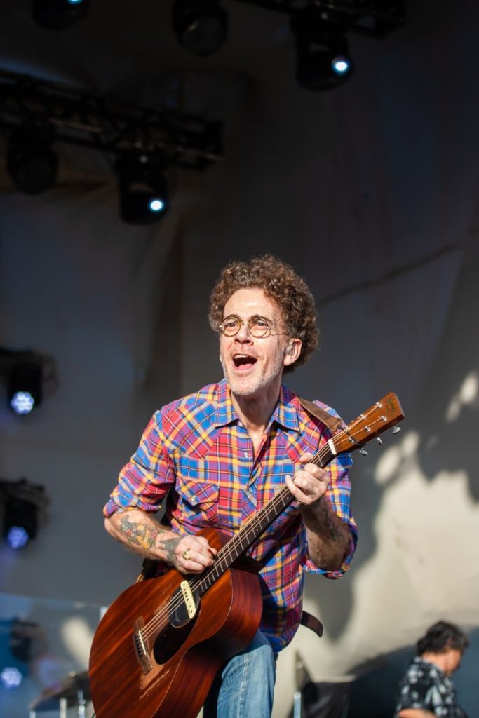 Nando Reis canta no Nômade Festival