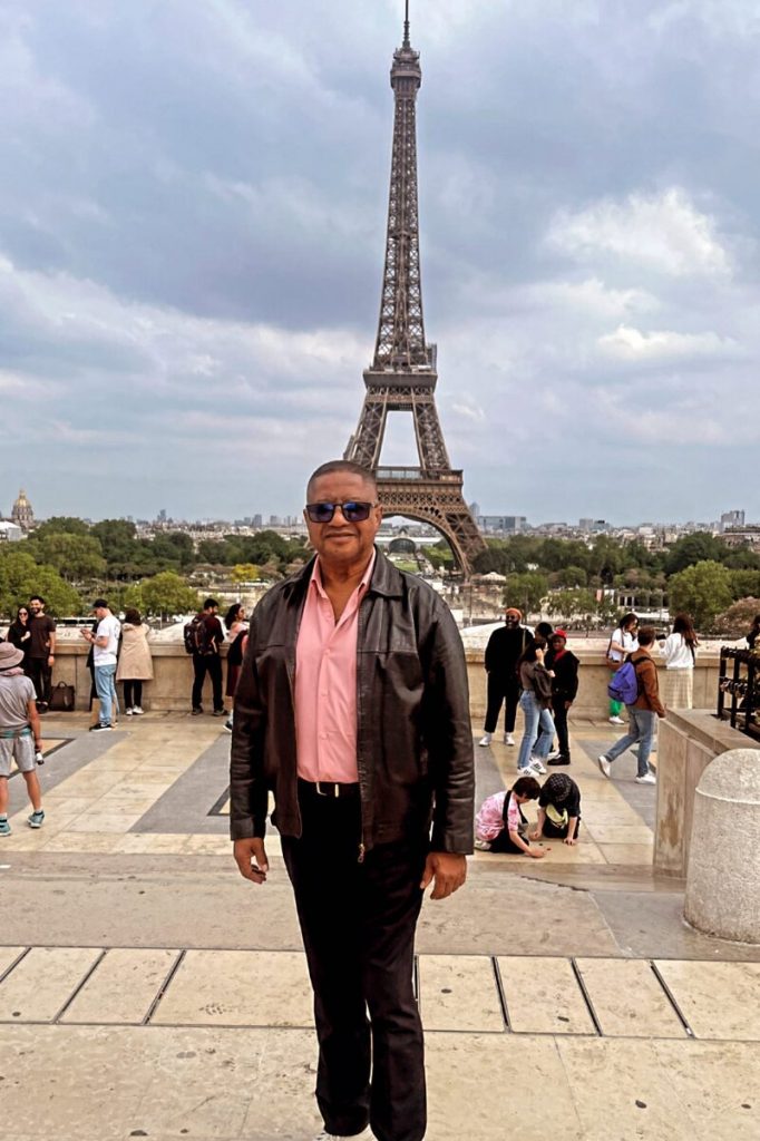 Pai de Mumuzinho e frente a Torre Eiffel 