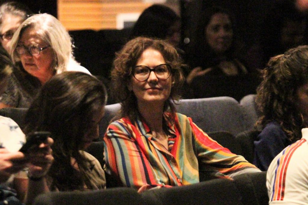 Patrícia Pillar aproveitou o tempo livre para conferir a peça Baixa Terapia