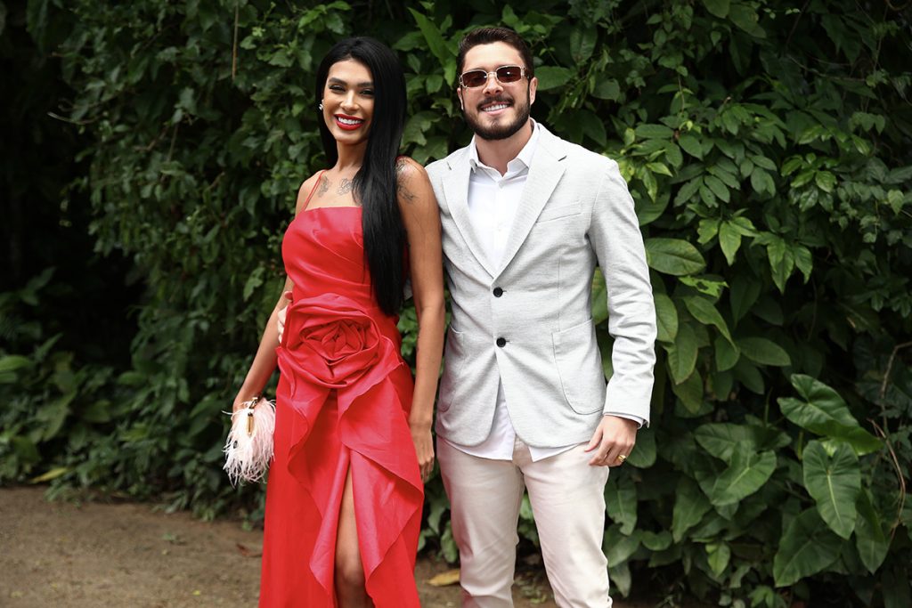 Pocah chegou ao local acompanhada por Ronan Souza