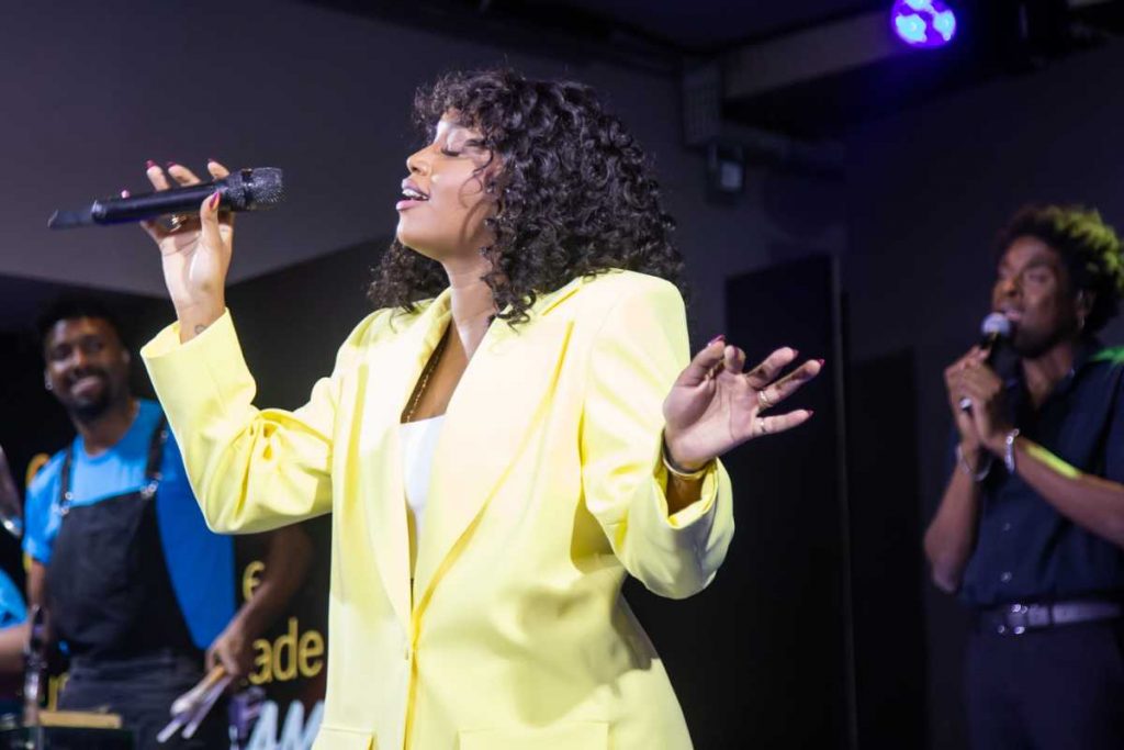 IZA em pocket show após se tornar embaixadora de aço Gerdau 100% reciclável do The Town