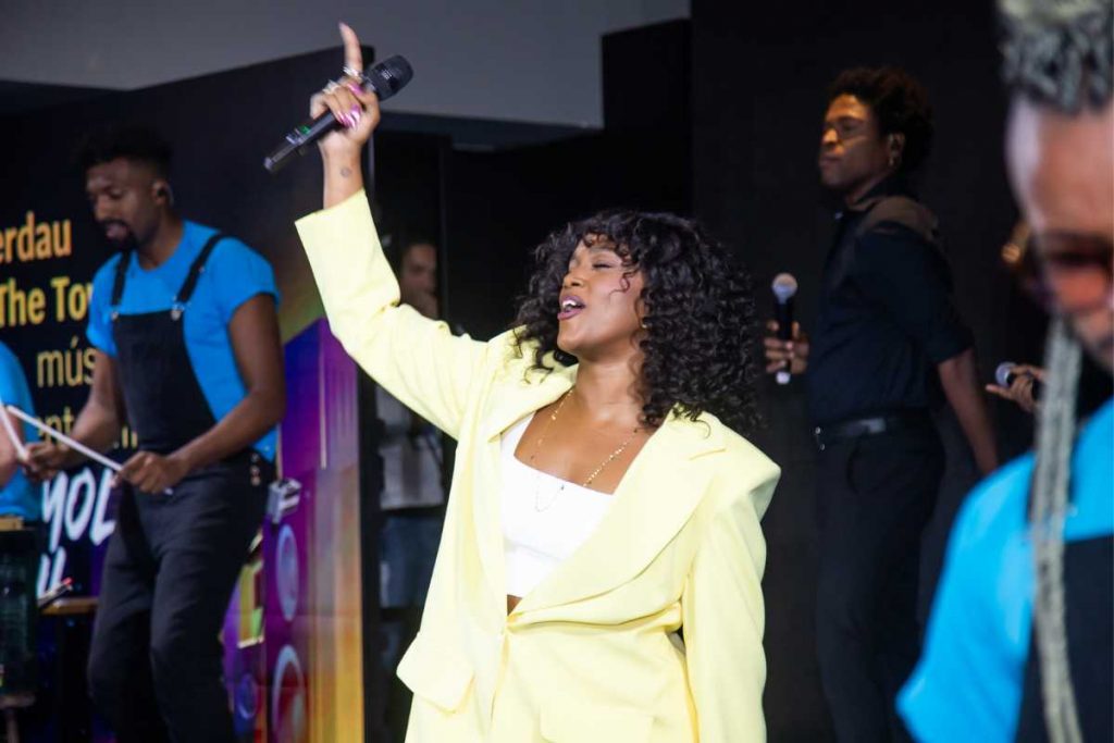 IZA em pocket show após se tornar embaixadora de aço Gerdau 100% reciclável do The Town