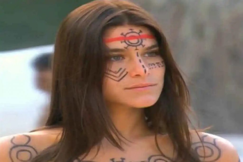 Priscila Fantin com pintura indígena, em 