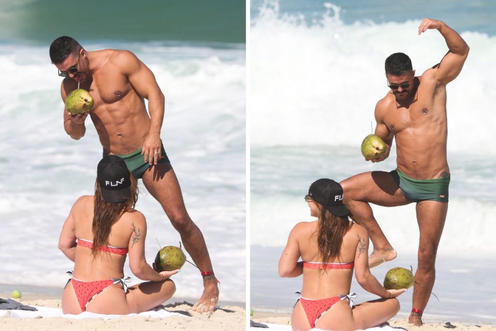 Bruno Lopes brinca com coco verde, na praia, com Priscila Fantin