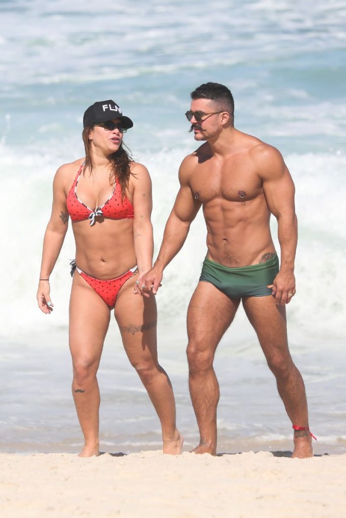 Bruno Lopes e Peiscila Fantin caminham na praia