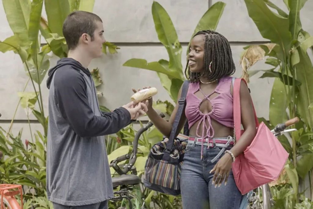 Rafa (Caio Manhente) e Kate (Clara Moneke) em Travessia