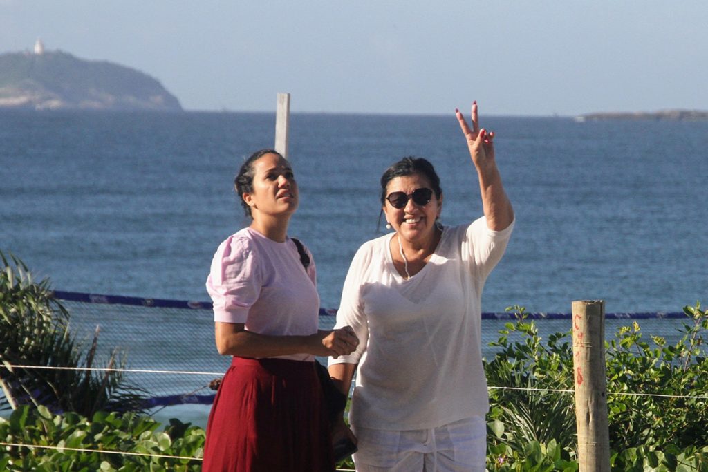 Simpática, Regina Casé acenou para os fotógrafos