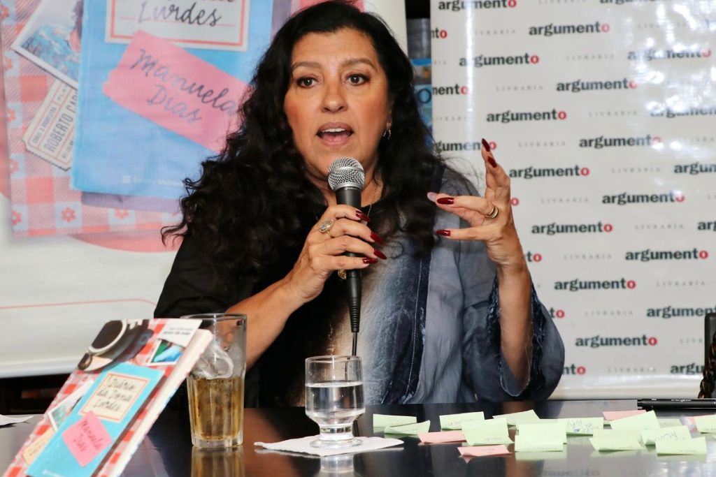 Regina bate-pato com convidados no lançamento do livro Diário de Dona Lurdes