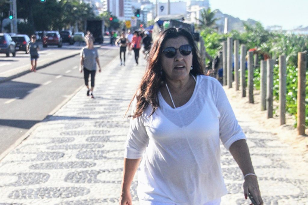 Para a ocasião, Regina Casé escolheu uma roupa toda branca