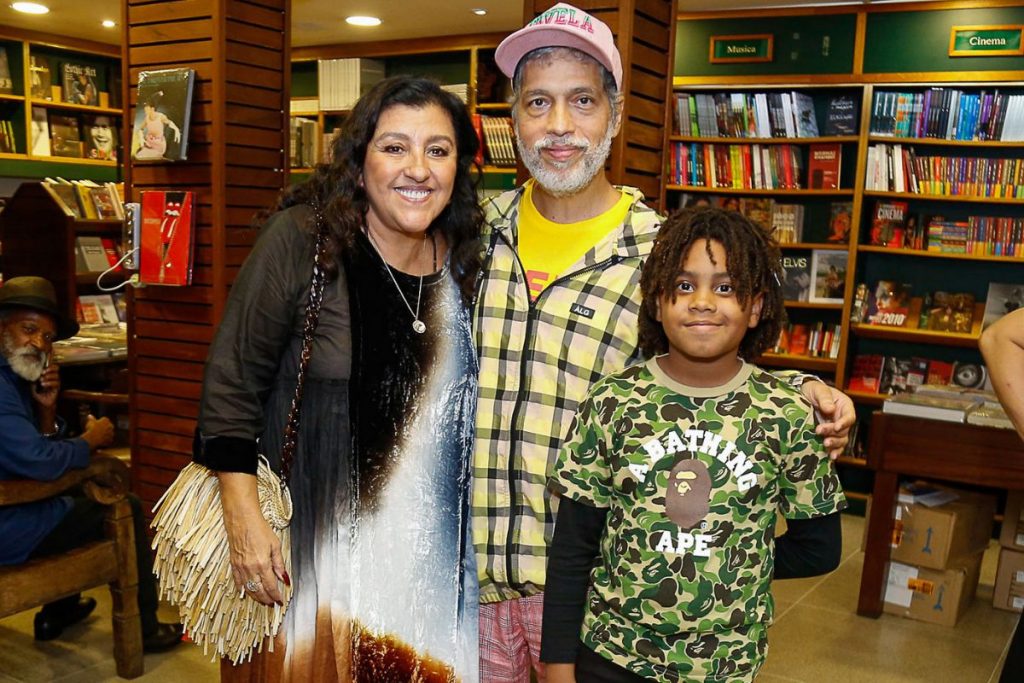 Regina Casé com o marido, Estevam Ciavatta e o filho, Roque
