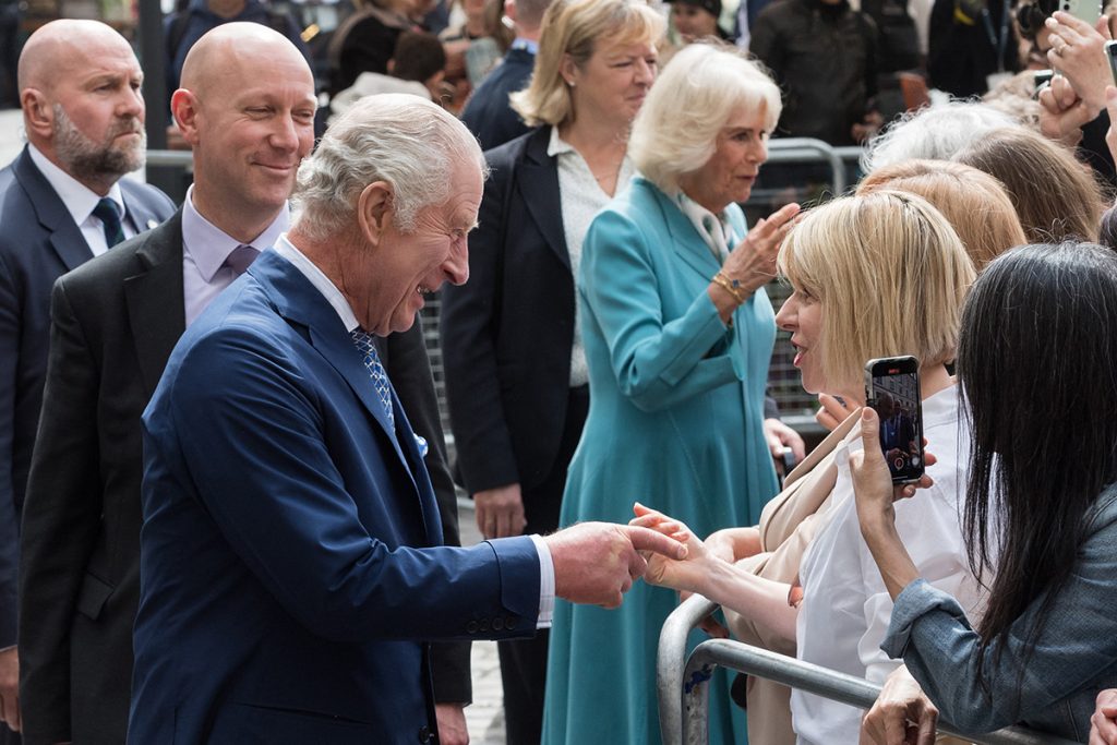 Rei Charles e Rainha Camilla esbanjaram simpatia em passeio