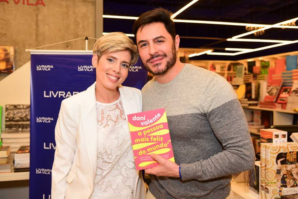 Ricardo Tozzi no lançamento de livro de Dani Valente