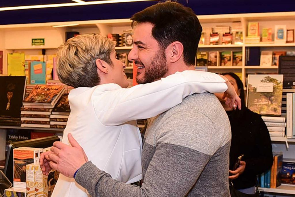 Ricardo Tozzi no lançamento de livro de Dani Valente